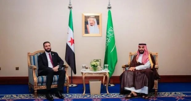 الرئيس الشرع يلتقي ولي العهد السعودي محمد بن سلمان في قمة الدوحة