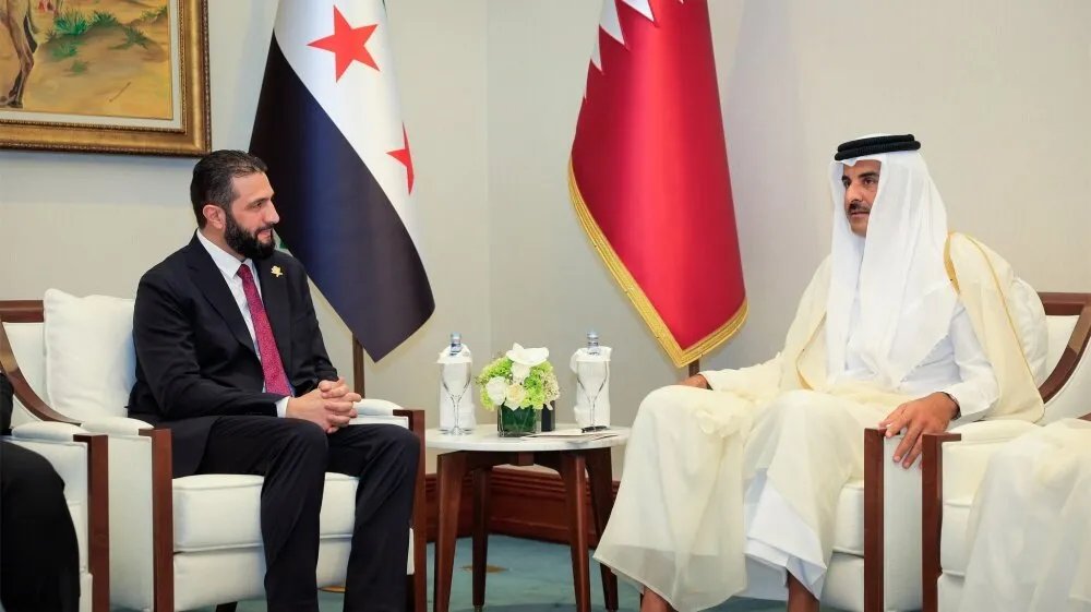 الرئيس الشرع وأمير قطر يبحثان العلاقات الثنائية على هامش القمة العربية الإسلامية في الدوحة