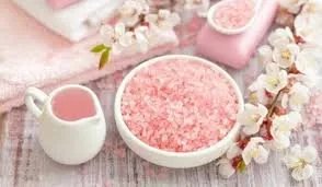اكتشفي سر البشرة المتألقة: فوائد الملح الوردي للعناية الطبيعية بالبشرة