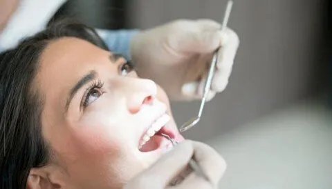 لون أسنانك يكشف أسرار صحتك: دليل شامل للألوان ومعانيها