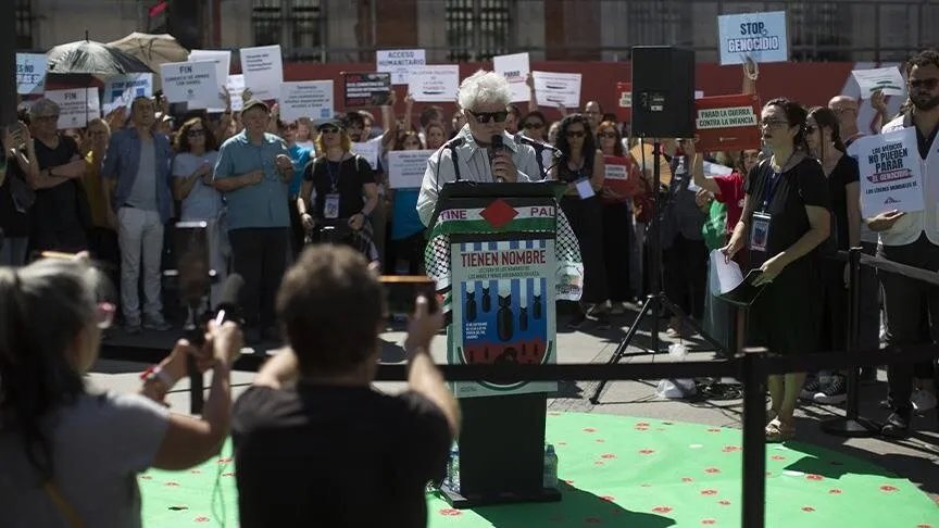 تكريم مؤثر: فنانون إسبان يحيون ذكرى أطفال غزة الشهداء بقراءة أسمائهم في مدريد