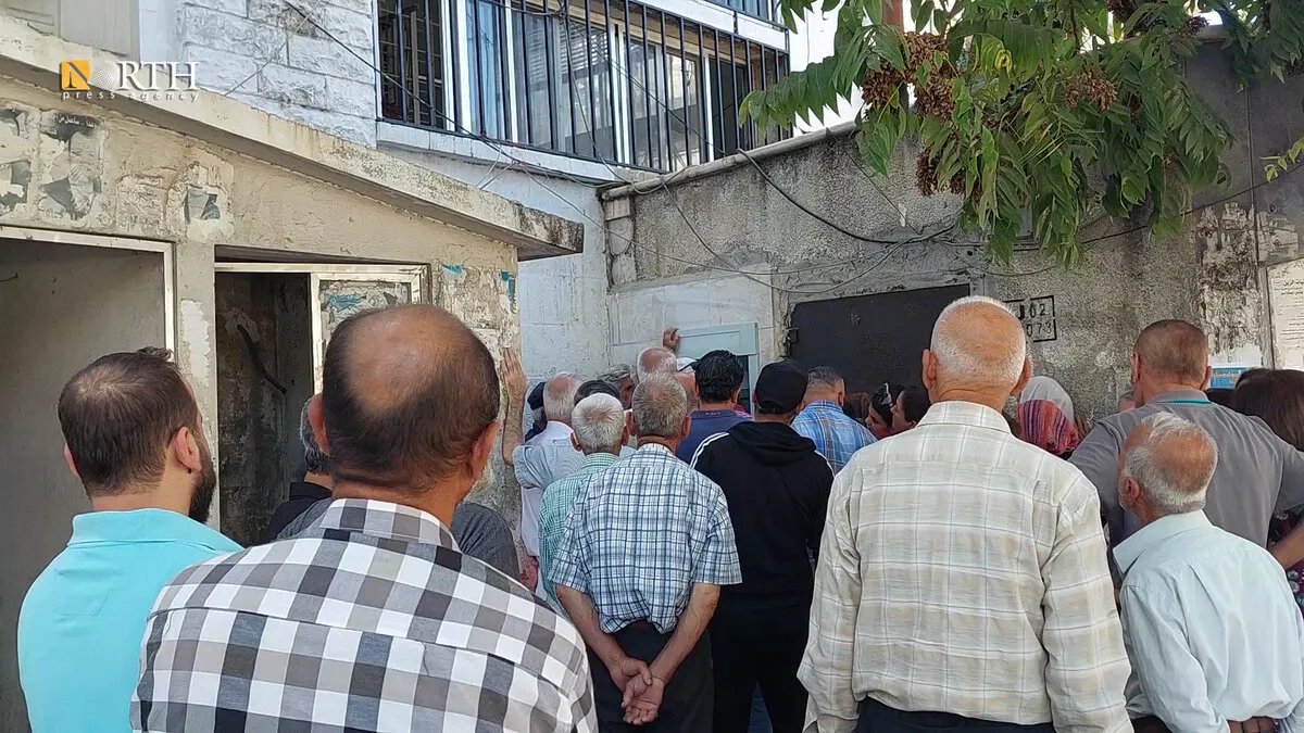 أزمة صرافات البنك العقاري في جبلة: ازدحام خانق ومعاناة متزايدة للسكان