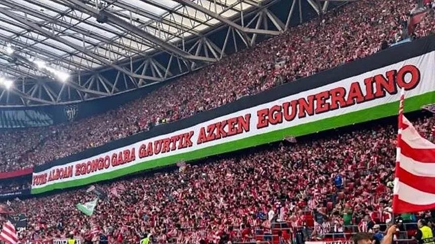 جماهير أتلتيك بلباو ترفع لافتة دعم لفلسطين خلال مباراة دوري أبطال أوروبا