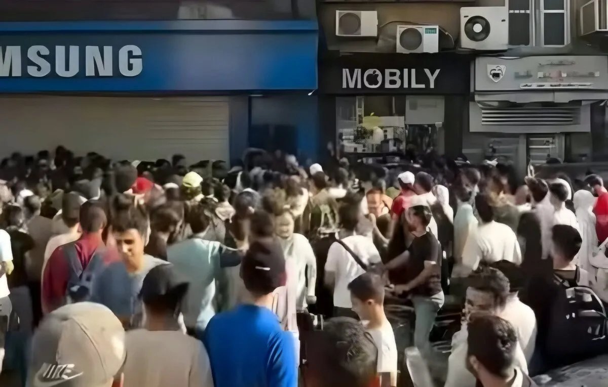 من الخبز إلى الهواتف الذكية: طوابير السوريين تتجه نحو عروض "سامسونغ" المغرية