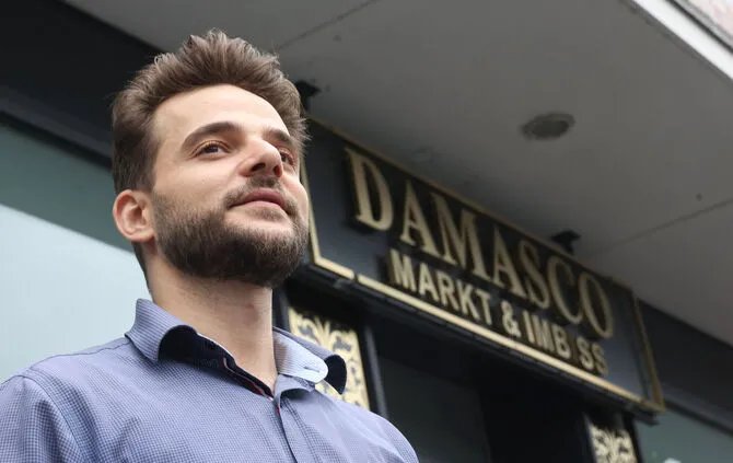 قصة نجاح ملهمة: شاب سوري يفتتح متجراً شرقياً في قلب ألمانيا