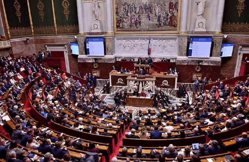 ناشط فرنسي يثير الجدل بتبرعه بـ 600 واق ذكري للبرلمان.. ما السبب؟