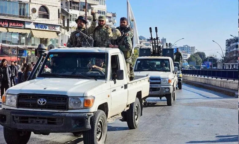 تحركات لتشكيل مجلس عسكري في الساحل السوري بقيادة شخصيات من "رجال الأسد"