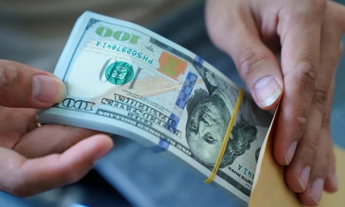 الدولار يسجل ارتفاعاً قياسياً في السوق السورية مع تثبيت المركزي للسعر الرسمي