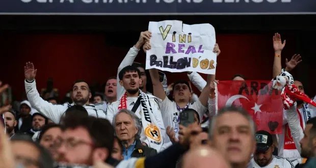 موقعة الحسم: ريال مدريد يستعد لمواجهة أرسنال بتيفو تاريخي يحمل رسالة تحدٍ