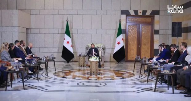 الرئيس الشرع يستقبل باحثين وصحفيين ويناقش التطورات في سوريا