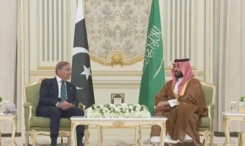 تحليل لاتفاقية الدفاع المشترك بين السعودية وباكستان: هل تحصل الرياض على مظلة نووية وهل تستغني عن واشنطن؟