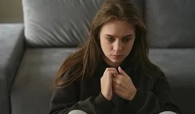 الاكتئاب لدى النساء: الأعراض، الأنواع، والأسباب وكيفية التعامل معه