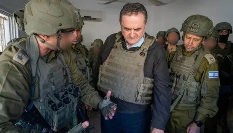 وزير الحرب الإسرائيلي يهدد باغتيال الحوثي ويرفع علم إسرائيل في صنعاء