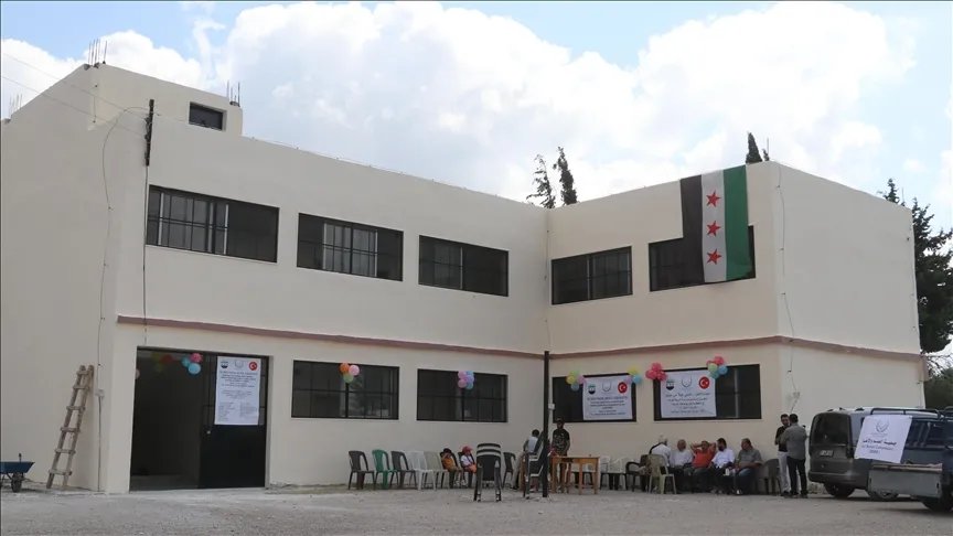 بدعم تركي: افتتاح مدرسة مُرمَّمة في قرية غمام باللاذقية