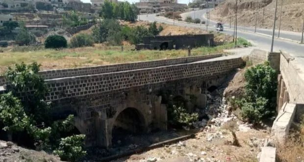 جسر درعا الروماني: تحفة بازلتية تتحدى عوامل الزمن والإهمال في وادي الزيدي