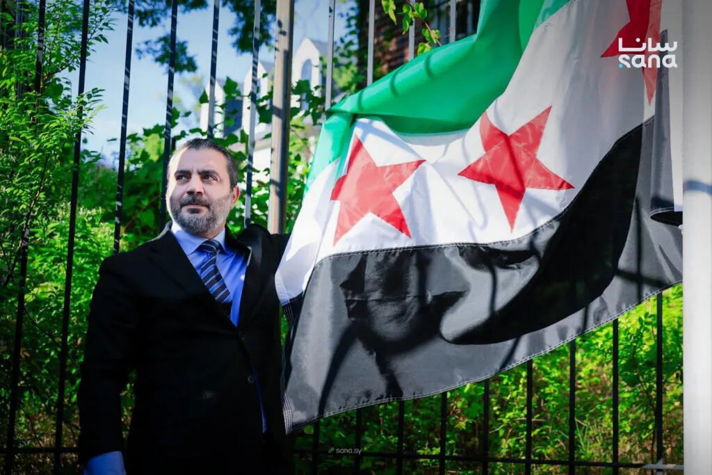 حدث تاريخي: الشيباني يرفع العلم السوري في واشنطن بعد عقود من الغياب