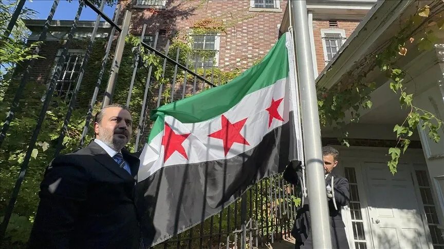 أسعد الشيباني يرفع العلم السوري في واشنطن بعد غياب دام 25 عاماً