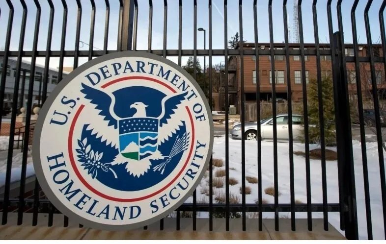 إدارة ترامب تثير الجدل بإنهاء برنامج الحماية المؤقتة للسوريين في أمريكا وتهدد بترحيل الآلاف