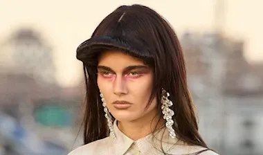 أسبوع الموضة في نيويورك يكشف عن أحدث صيحات الجمال لربيع 2026: جرأة وابتكار