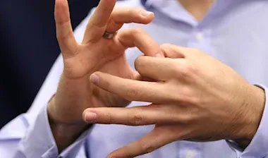 «ساعة القصة بلغة الإشارة»: فعالية مميزة في بيروت احتفاءً باليوم العالمي للغات الإشارة