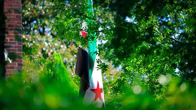 الاتحاد الأوروبي يرى في رفع العلم السوري بواشنطن أملاً بعهد جديد لسوريا