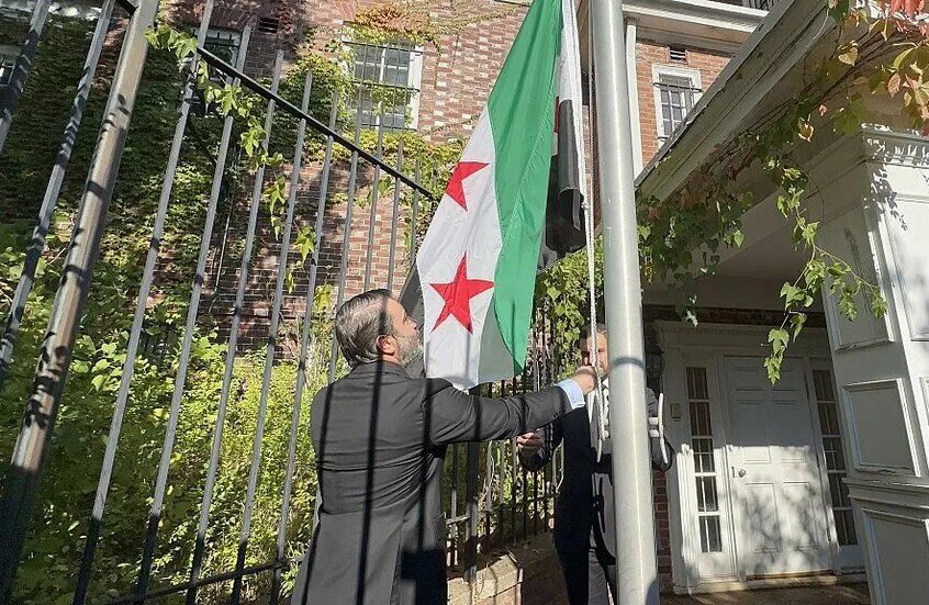 وزير الخارجية السوري يرفع العلم الجديد في الأمم المتحدة في زيارة تاريخية