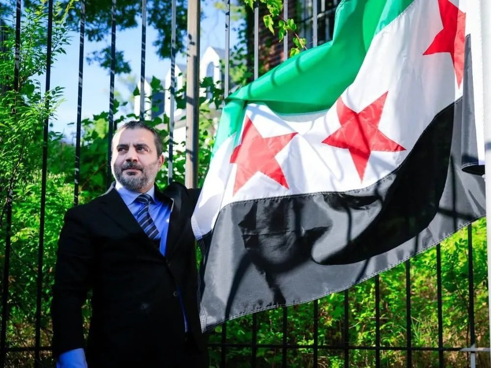 بعد عقود من القطيعة: رفع العلم السوري في واشنطن في "لحظة تاريخية"