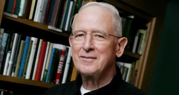 دان بيلتزر: بحار متقاعد يبلغ من العمر 92 عامًا يترك إرثًا من 3599 كتابًا