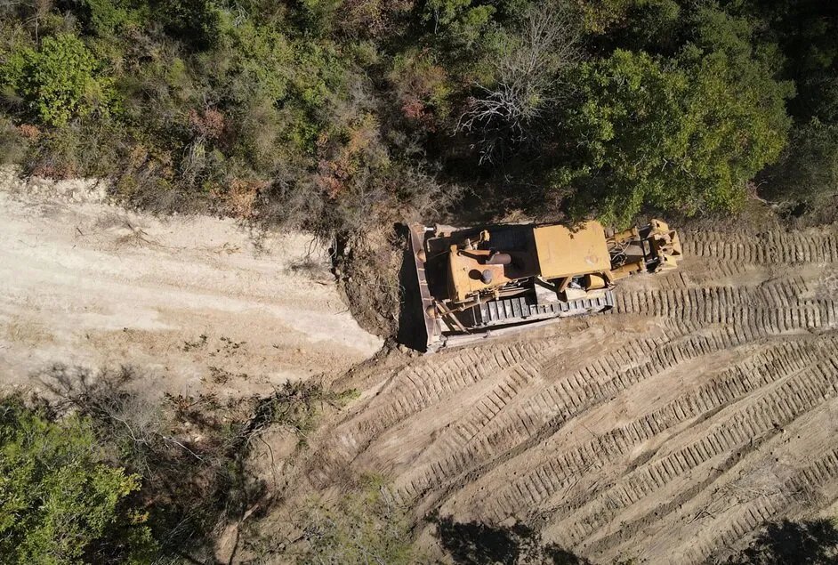 الدفاع المدني يوسع نطاق الحماية: فتح 200 كلم من خطوط النار في غابات اللاذقية لمكافحة الحرائق