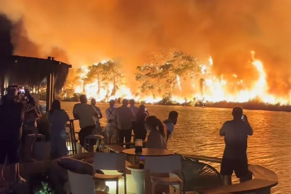 أنطاليا تحترق: حرائق الغابات تجبر السياح على إخلاء الفنادق وسط جهود مضنية لاحتواء النيران