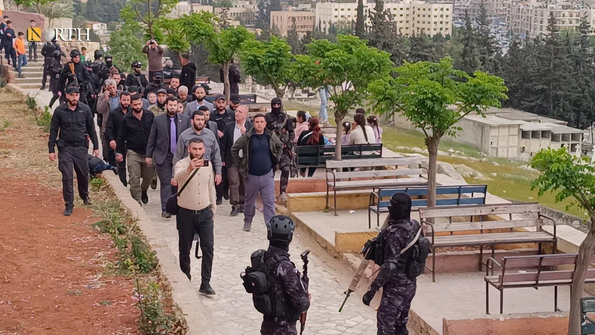وفد حكومي مشترك والإدارة الذاتية يتفقدان سير الاتفاق في حيي الشيخ مقصود والأشرفية بحلب