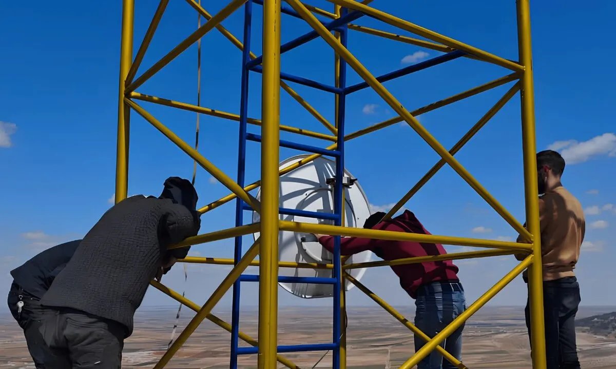 الإنترنت الهوائي في سوريا: حل مؤقت يفتح الباب أمام الاختراقات والمراقبة