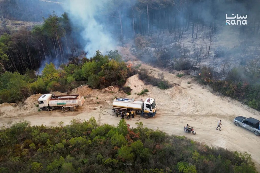 الدفاع المدني يكافح للسيطرة على حريق هائل في جبل التركمان باللاذقية وسط صعوبات جمة