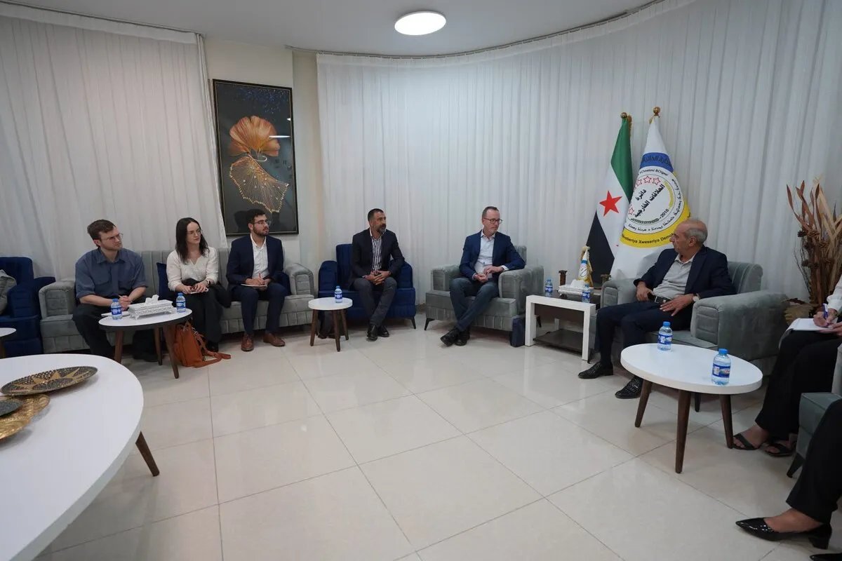 وفد أسترالي يبحث مع الإدارة الذاتية في القامشلي الأوضاع السياسية والاجتماعية