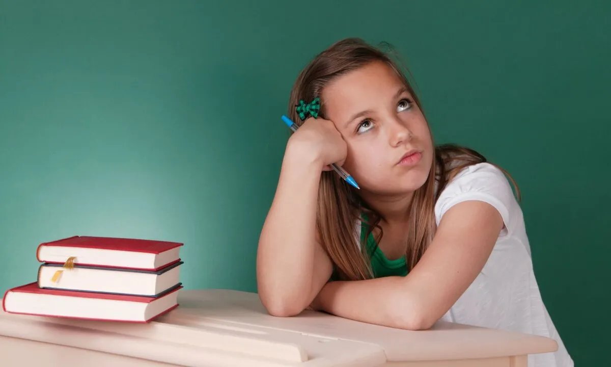 لماذا يختلق الأطفال الأعذار لتجنب المدرسة؟ نظرة على الأسباب والحلول