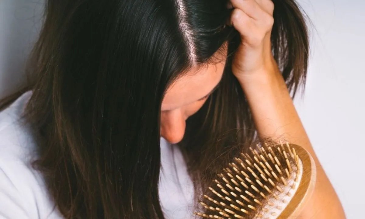 تساقط الشعر في الخريف: لماذا يحدث وكيف نتعامل معه؟