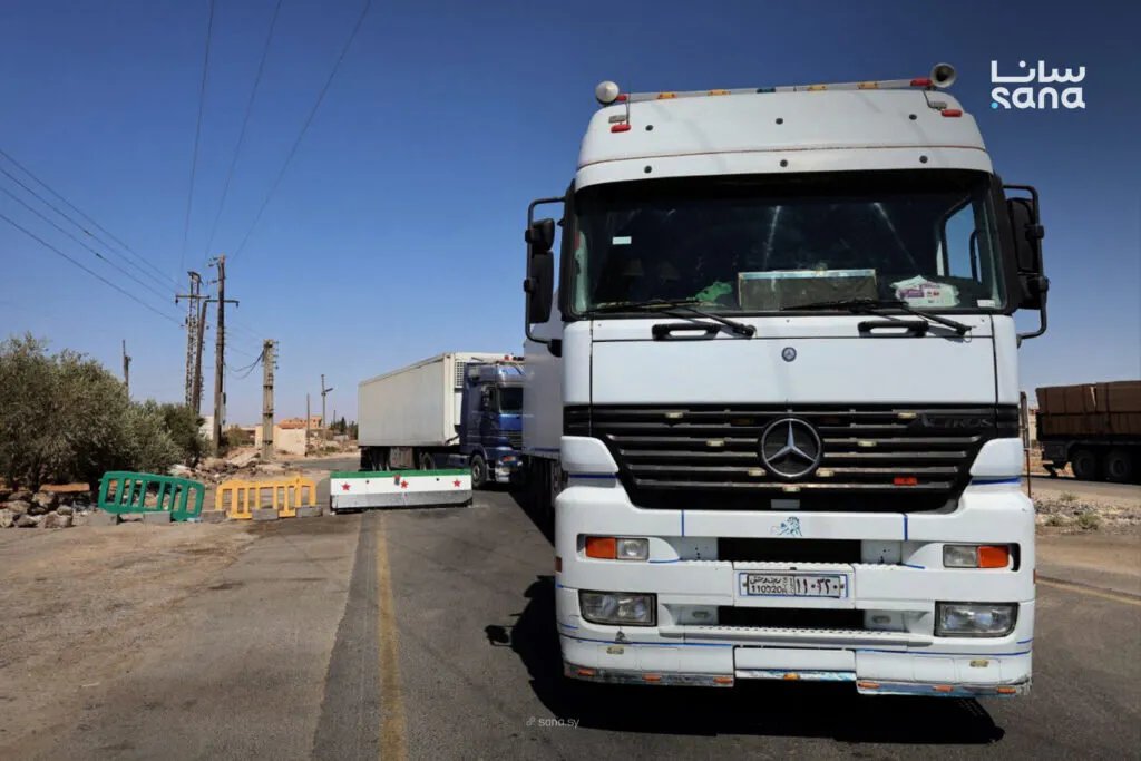 وصول قافلة تجارية ضخمة إلى السويداء لدعم المخزون وتلبية احتياجات الأهالي