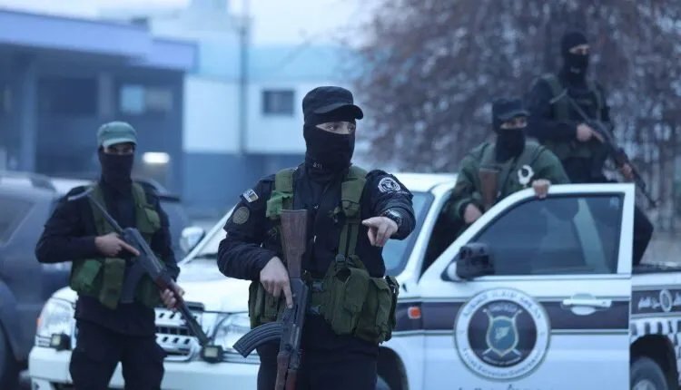 الأمن الداخلي يطيح بشبكة لتجارة المخدرات والأسلحة في ريف دير الزور