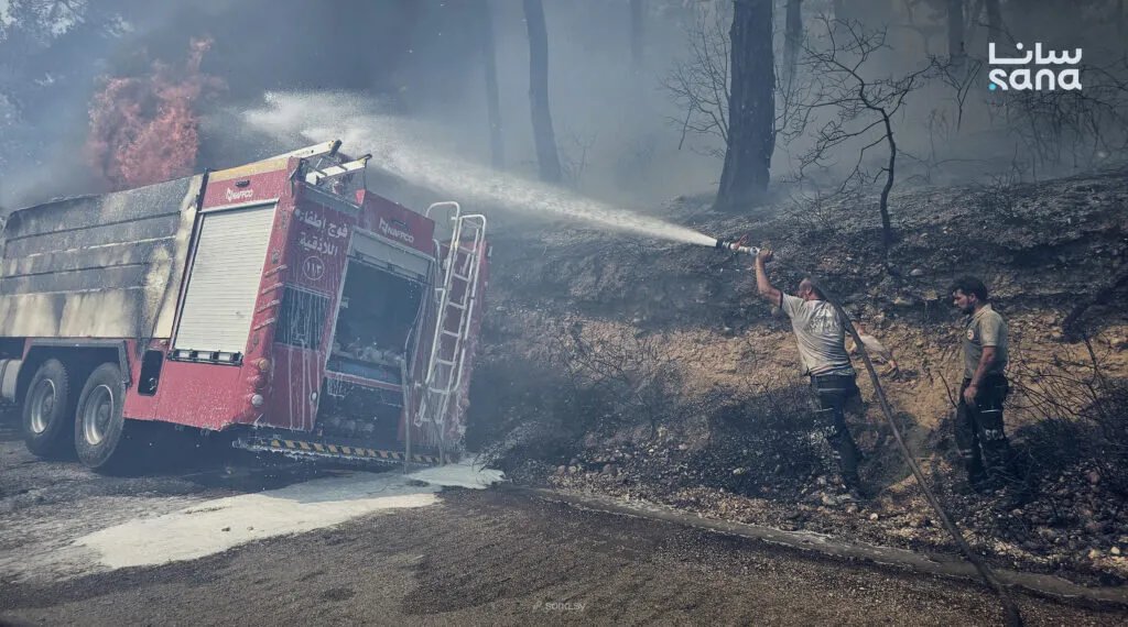 إصابات في صفوف الدفاع المدني أثناء مكافحة حريق هائل في غابات جبل التركمان باللاذقية
