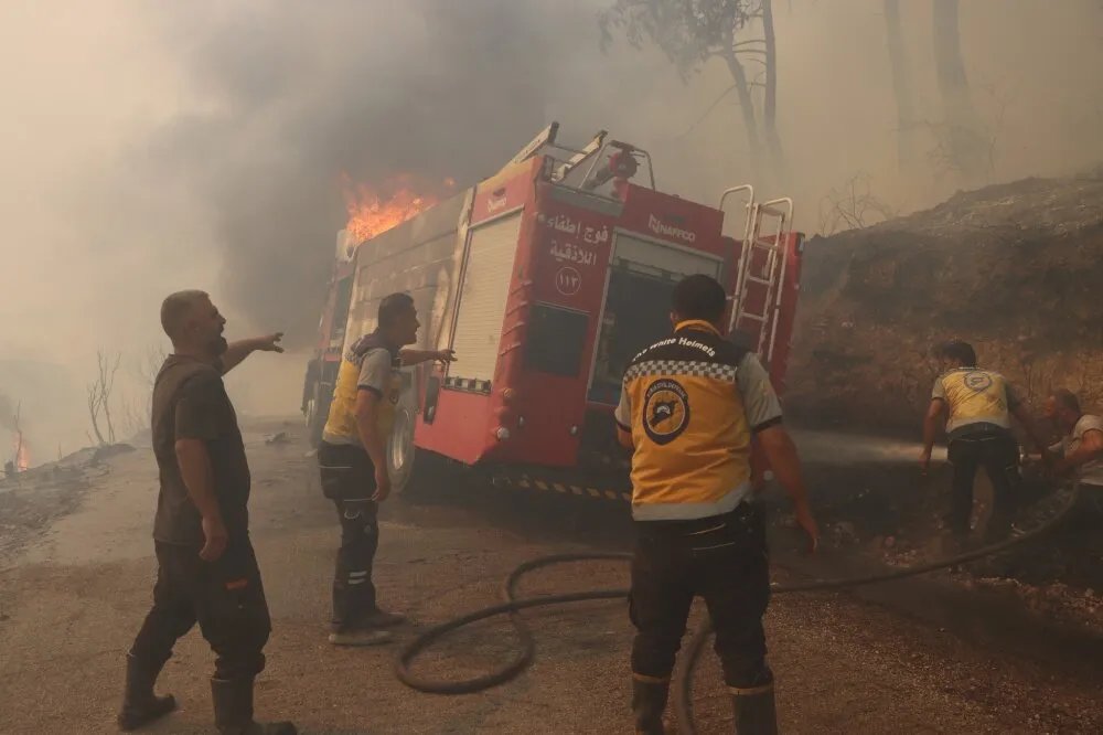 إصابات في صفوف الدفاع المدني أثناء مكافحة حرائق ريف اللاذقية وتضرر سيارة إطفاء