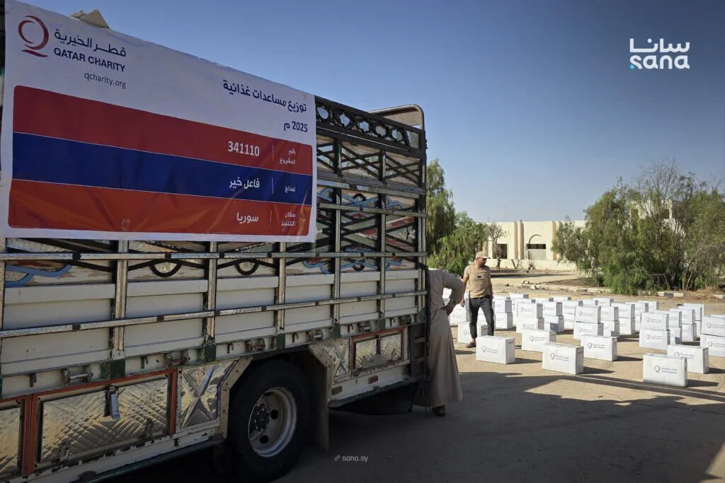 قطر الخيرية تقدم مساعدات غذائية للنازحين من السويداء في ريف درعا الشرقي