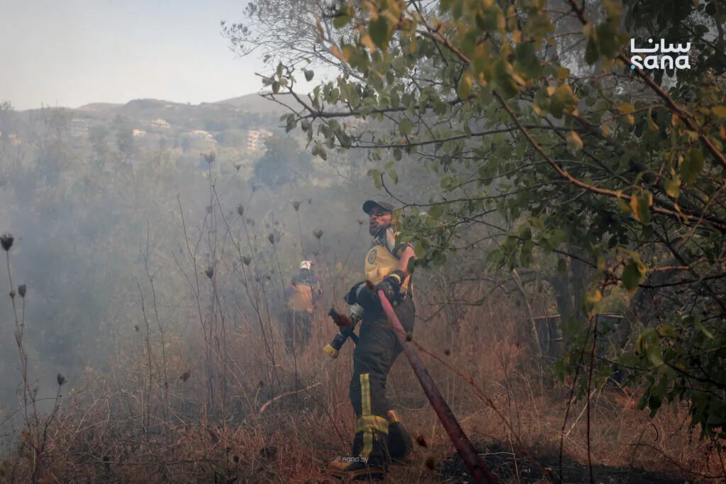 الدفاع المدني يكافح حريقاً واسعاً في حبنمرة بريف حمص لليوم الثالث