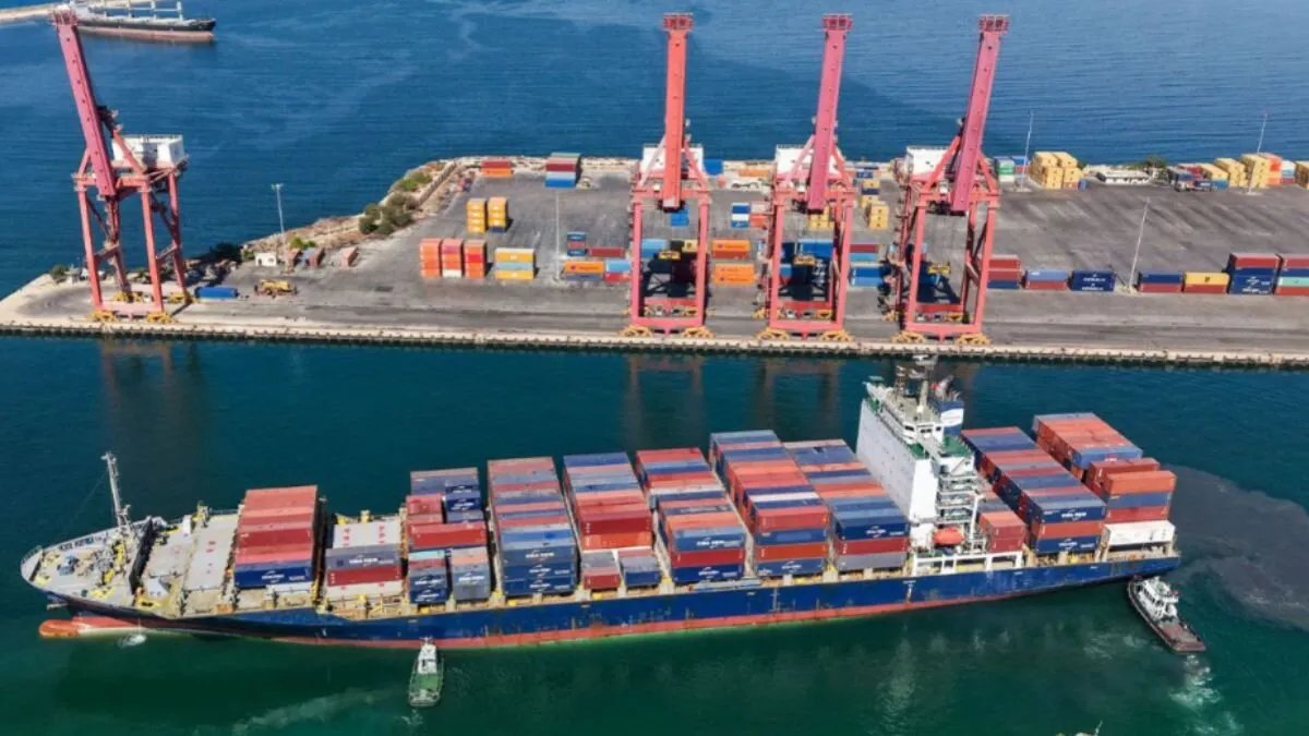 وصول سفينة تجارية ضخمة إلى اللاذقية: حمولة متنوعة تدعم الاقتصاد السوري