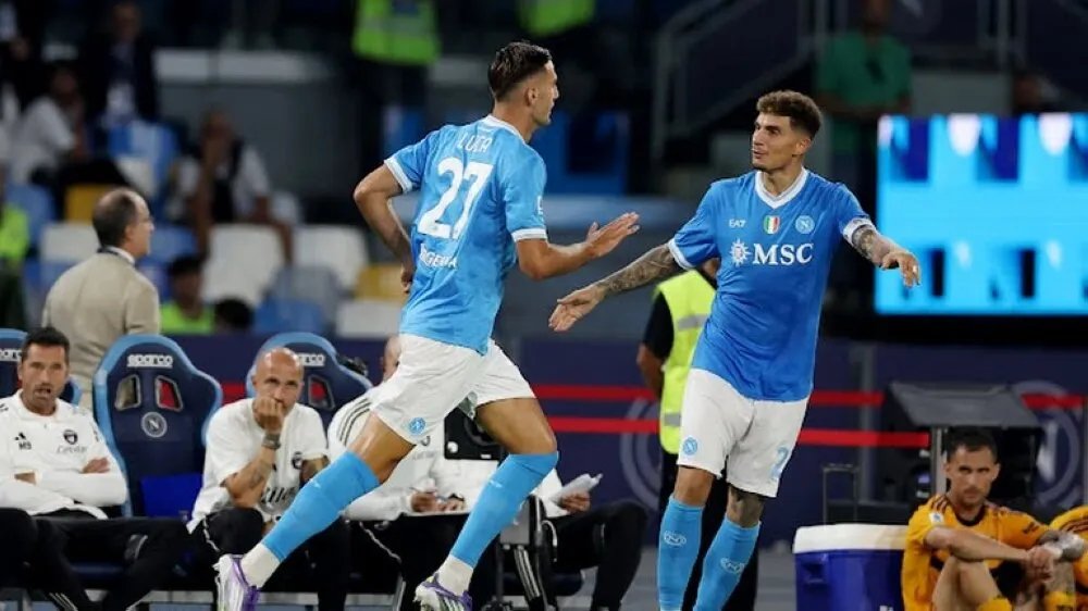 نابولي يحقق فوزًا مثيرًا على بيزا ويتصدر الدوري الإيطالي