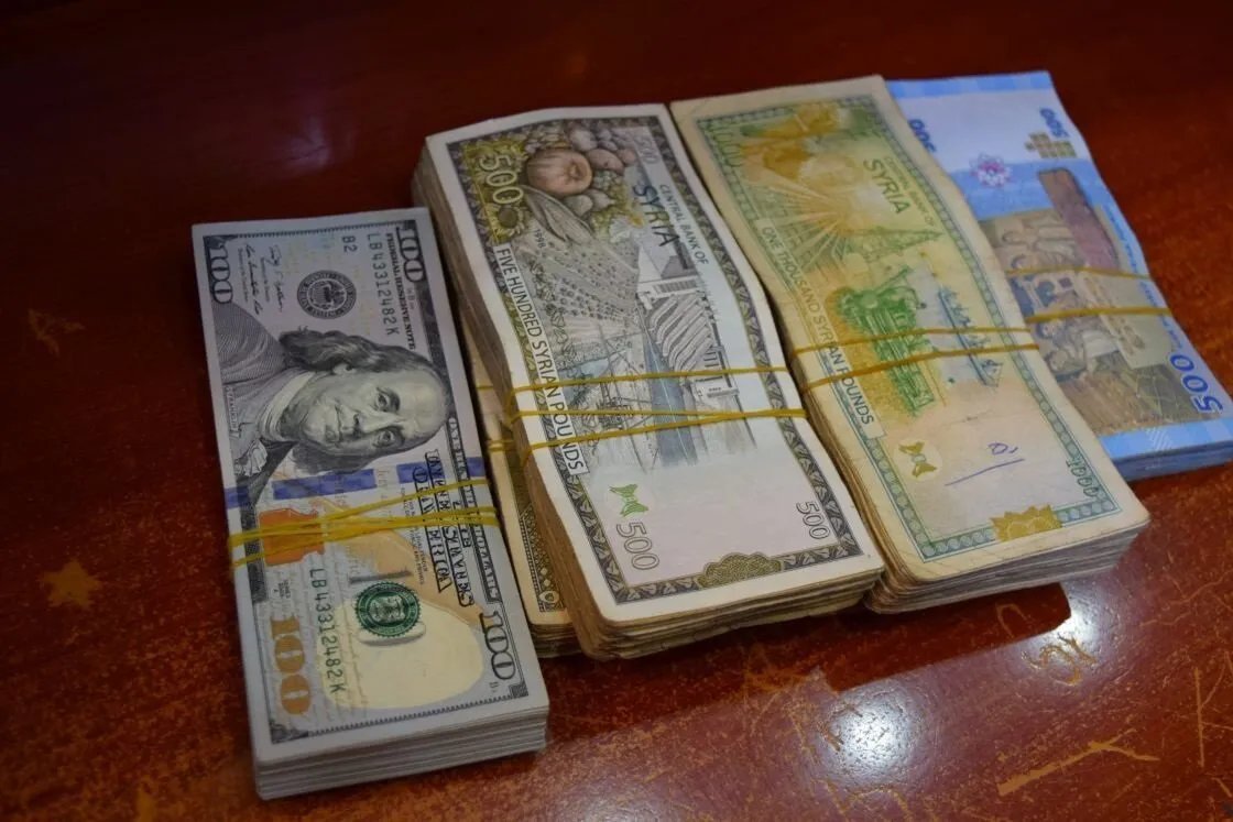 تحديث فوري: أسعار صرف الدولار واليورو والذهب مقابل الليرة السورية في السوق السوداء اليوم الثلاثاء 23 سبتمبر 2025