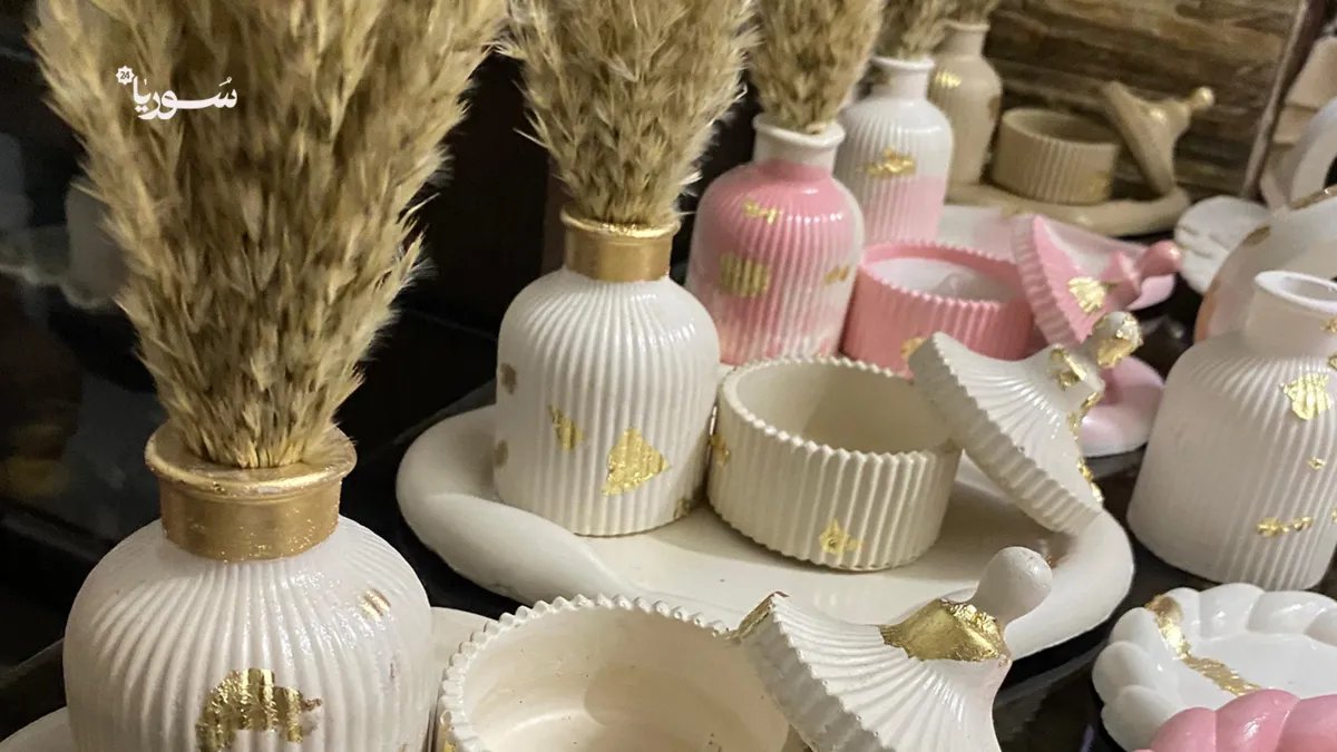 من اللاذقية إلى العالم: عائشة تحول الإسمنت إلى تحف فنية بمشروع يلهم سيدات سوريا