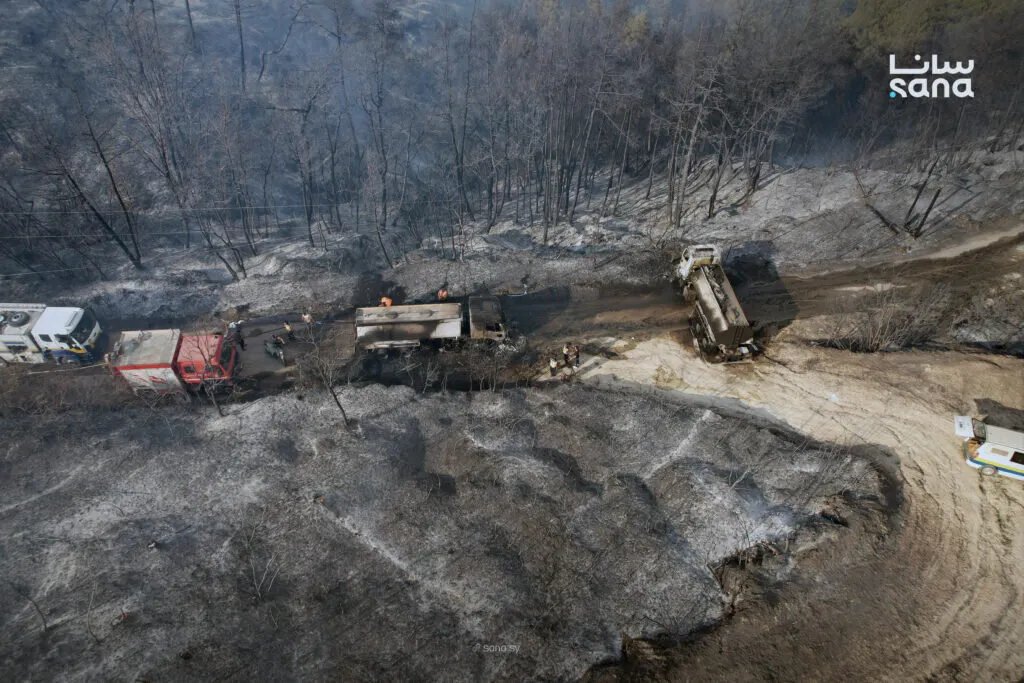 خسائر في الدفاع المدني السوري: احتراق آليتين وإصابات أثناء مكافحة حرائق جبل التركمان باللاذقية