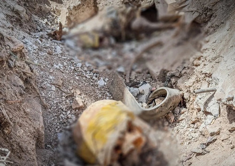 الدفاع المدني ينتشل رفات ضحايا مجهولي الهوية في حي كرم الزيتون بحمص