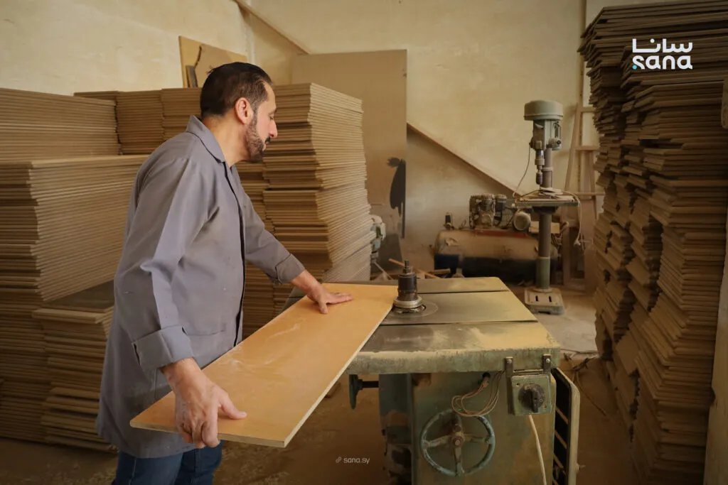 مديرية تربية حماة تنجز 1000 مقعد مدرسي لدعم التعليم في المناطق العائدة