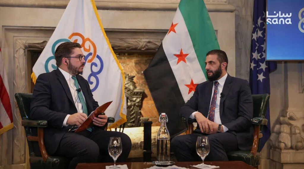 الرئيس أحمد الشرع يتحاور مع الباحث تشارلز ليستر في نيويورك